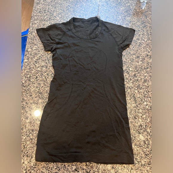 Swiftly Tech Short Sleeve Black Size 4 - Picture 1 of 3